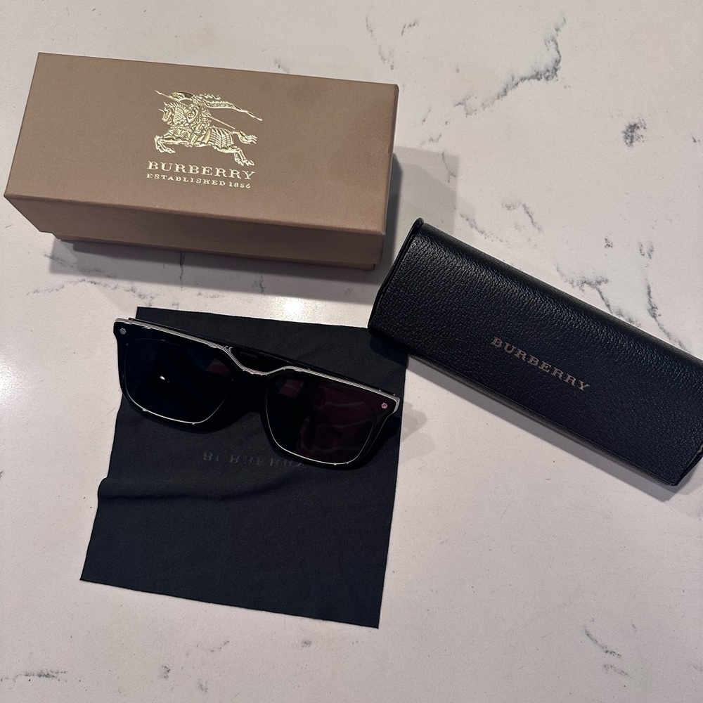 EUC Burberry BE4337F CARNABY 379887 Black Grey Square Unisex Sunglasses - Picture 5 of 5